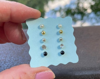 Petites puces d'oreilles en plastique : parure hypoallergénique sans métal