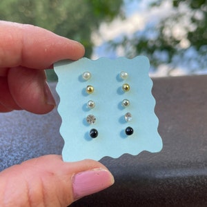 Kolczyki na sztyfcie z tworzywa sztucznego Tiny: hipoalergiczny zestaw bez metalu