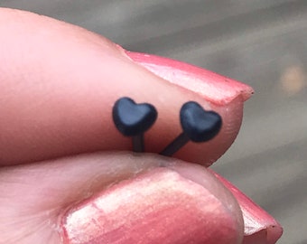 Pequeños pendientes de plástico con forma de corazón negro para orejas sensibles, hipoalergénicos y sin metal. La joya más vendida para niños y adultos.