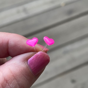 Pendientes de plástico con forma de corazón de 6 mm en color rosa brillante para orejas sensibles. Hipoalergénicos y sin metal. Ideales para niños y adultos. imagen 10