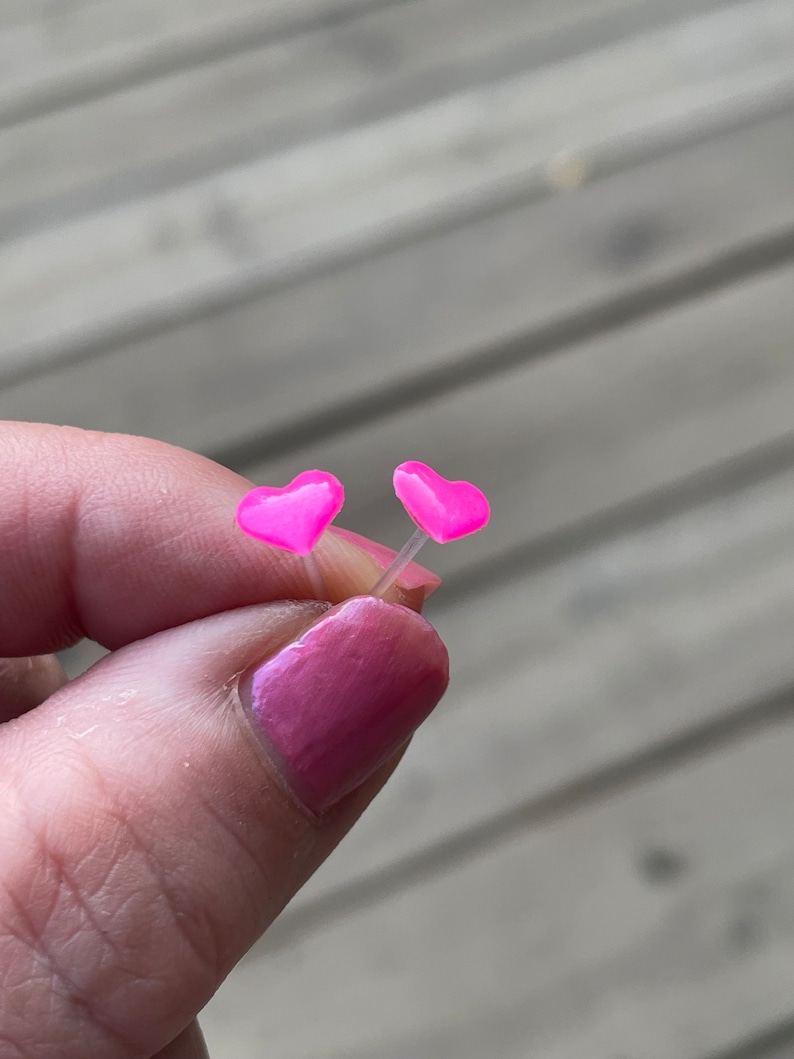 Pendientes de plástico con forma de corazón de 6 mm en color rosa brillante para orejas sensibles. Hipoalergénicos y sin metal. Ideales para niños y adultos. imagen 10