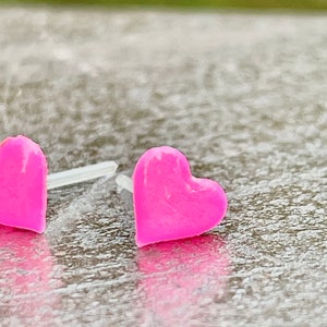 Pendientes de plástico con forma de corazón de 6 mm en color rosa brillante para orejas sensibles. Hipoalergénicos y sin metal. Ideales para niños y adultos. imagen 4