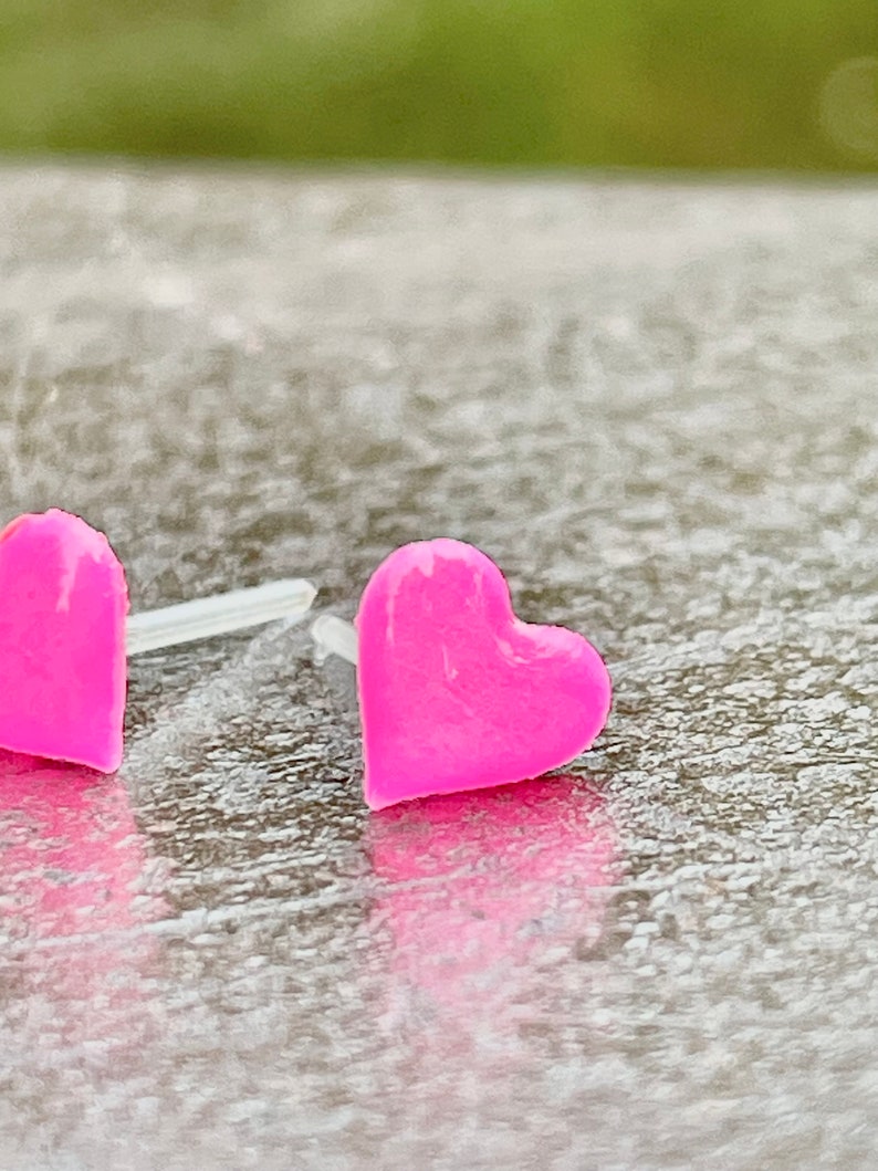 Pendientes de plástico con forma de corazón de 6 mm en color rosa brillante para orejas sensibles. Hipoalergénicos y sin metal. Ideales para niños y adultos. imagen 4