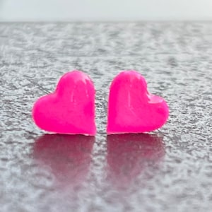 Pendientes de plástico con forma de corazón de 6 mm en color rosa brillante para orejas sensibles. Hipoalergénicos y sin metal. Ideales para niños y adultos. imagen 6