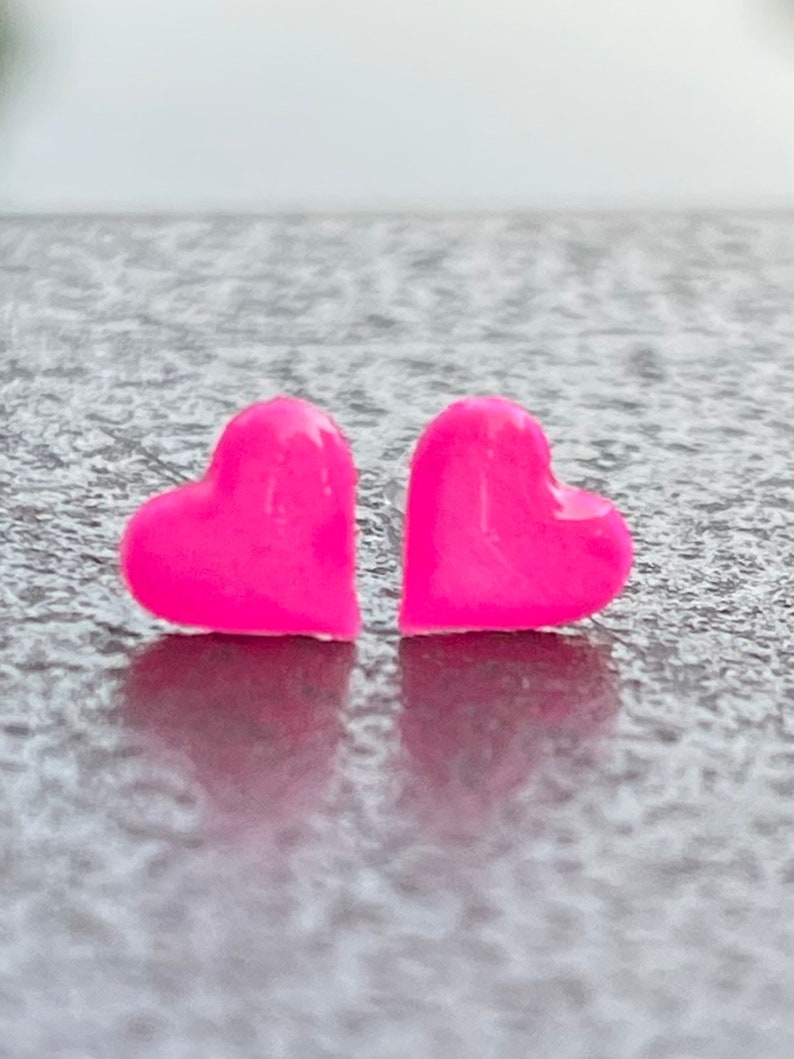 Pendientes de plástico con forma de corazón de 6 mm en color rosa brillante para orejas sensibles. Hipoalergénicos y sin metal. Ideales para niños y adultos. imagen 6