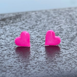 Pendientes de plástico con forma de corazón de 6 mm en color rosa brillante para orejas sensibles. Hipoalergénicos y sin metal. Ideales para niños y adultos. imagen 2