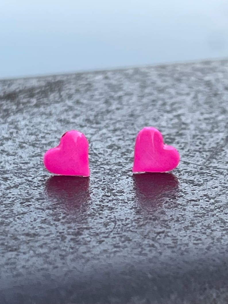 Pendientes de plástico con forma de corazón de 6 mm en color rosa brillante para orejas sensibles. Hipoalergénicos y sin metal. Ideales para niños y adultos. imagen 2