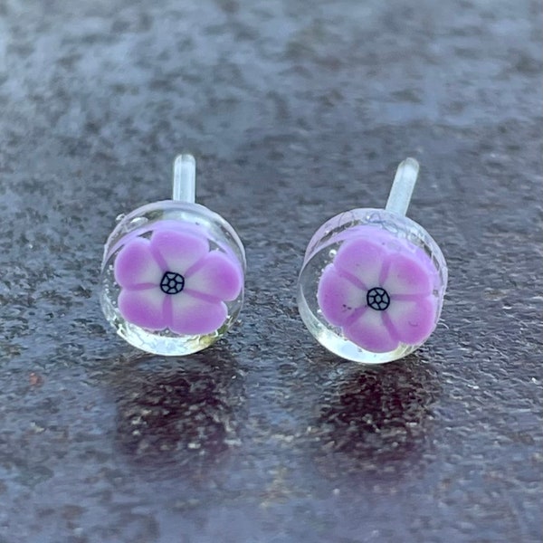 Metallfreie Ohrstecker, lila Blume auf Kunststoffpfosten für empfindliche Ohren, metallfrei hypoallergen für allergisches Ohr, ideal für Kinder oder Erwachsene
