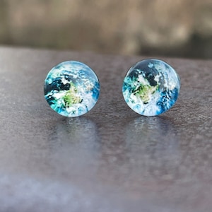 Brincos Planeta Terra sem metal, com pino de plástico para orelhas sensíveis, brincos de pino coloridos e hipoalergênicos para mulheres da GemInAShell