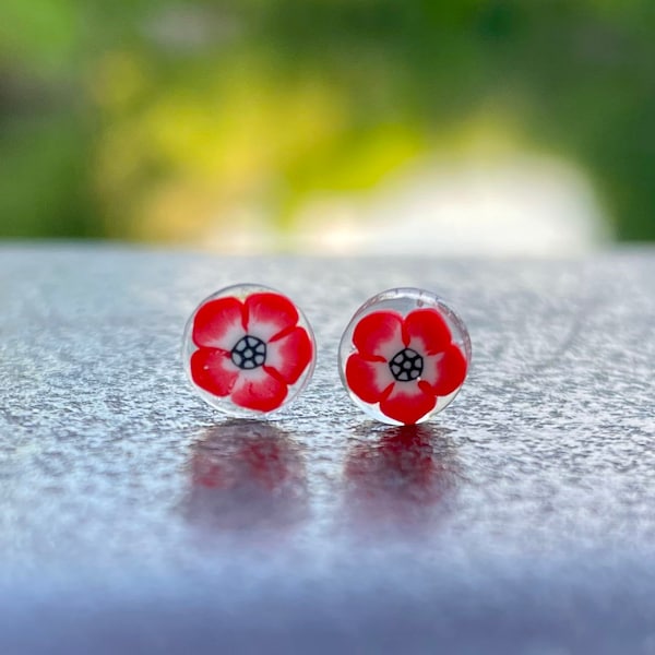 Clous d'oreilles sans métal, fleurs rouges sur tiges en plastique pour oreilles sensibles, hypoallergéniques sans métal pour les oreilles allergiques, parfaits pour les enfants ou les adultes