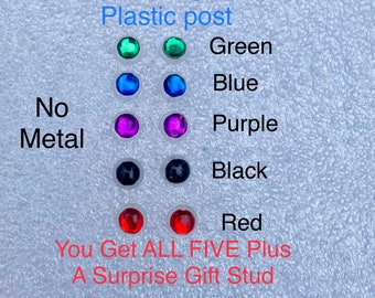Op de afbeelding: Vijf paar hypoallergene plastic oorbelsteentjes in groen, blauw, paars, zwart en rood. Je krijgt alle vijf plus een verrassings-oorbelsteentje. Zonder metaal.