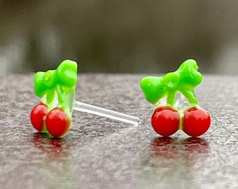 金属不使用のチェリーイヤリング、敏感な耳のためのプラスチックポストスタッド、アレルギーフリーの低刺激性スタッドイヤリング、お子様に最適