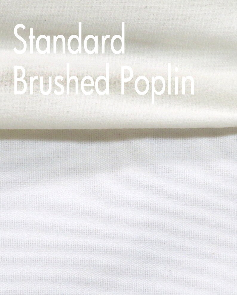 Puede incluir: Primer plano de una tela blanca con el texto "Standard Brushed Poplin" impreso en ella. La tela tiene una textura suave y cepillada.