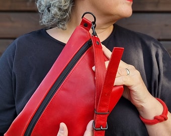 Rote Echtledertasche aus pflanzlich gegerbtem Leder mit verstellbarem Gurt, Crossbody Bag, rote Ledertasche, rote Umhängetasche