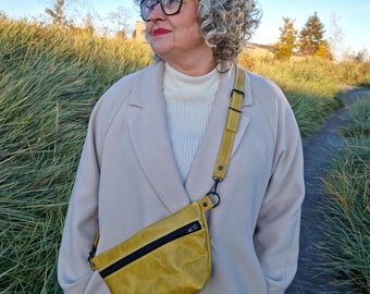 Gelbe Ledertasche aus pflanzlich gegerbtem Leder mit verstellbarem Gurt, Naturledertasche, Crossbodybag Leder, sportliche Handtasche