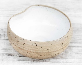 Handgemachte Keramik Schale. Modernes asymmetrisches minimalistisches Geschirr. Cottagecore Bauernküchengeschirr. Rad geworfen Handwerker Keramik