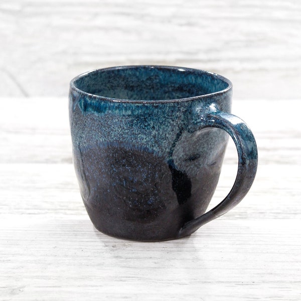 Einzigartig geformte zerknitterte blau schwarze Keramik Kaffeetasse. Rad geworfenes Trinkgeschirr. Handgefertigte Teetasse. Dunkle Nachtstimmung