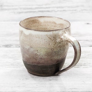 Wabi sabi, taza de cerámica hecha a mano, taza de té grande. Vasos artesanales de ambiente orgánico natural. Vajilla lanzada con ruedas