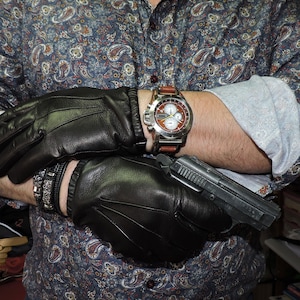 Guantes de piel de cordero italiana negra para hombre / Sin forro, máximo agarre, muñeca elástica, fabricados en Portugal (HCOMB32020)