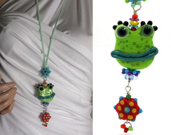 Long, colorful frog necklace with colorful flowers, green long necklace with wide-mouthed frog bead, colorful, cheerful everyday necklace