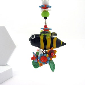 Long bee necklace with colorful flowers, long necklace with thick bee pearl, colorful cheerful everyday necklace
