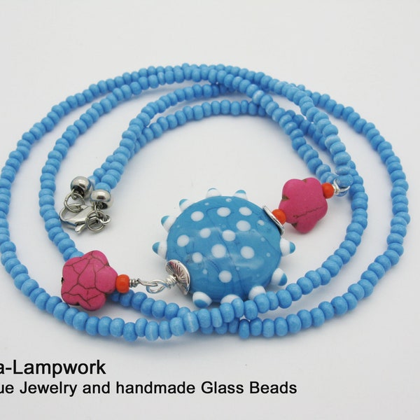 Lange Kette mit großer blau weiß gepunkteter Lampwork Perle, Polka Dot's Kette