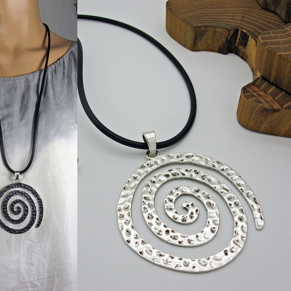 Lange Kautschuk Kette mit großer silberner Spirale, Kette zum Lagenlook, Designer Anhänger, Swirl, Wirbel, Spiral Symbol