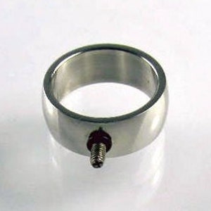 Può includere: Un anello d'argento con una vite sulla parte superiore.