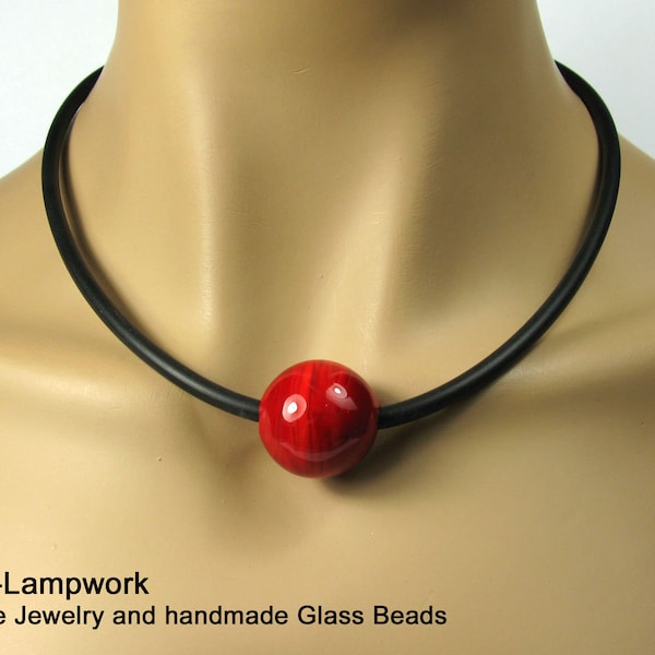 Rote Lampwork Kette mit einer großen handgemachten Glaskugel, minimalistische Ball Kette, Kautschuk Collier mit einer großen Perle