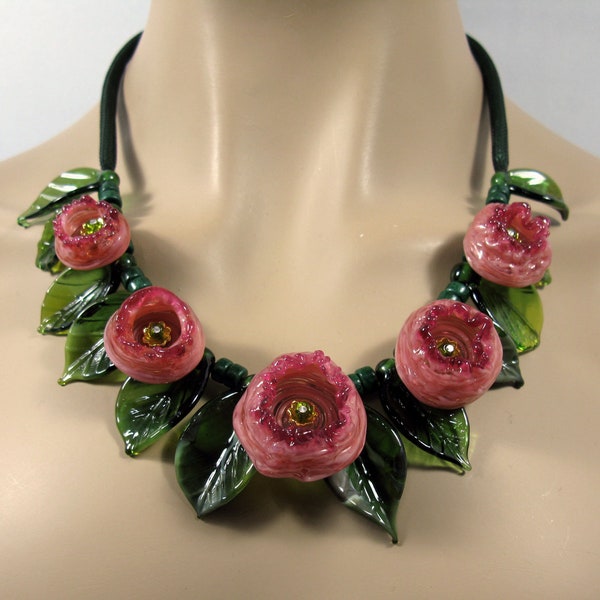 Collier de fleurs de rose sauvage vieux rose avec des feuilles vertes, fleurs en verre faites à la main, fleurs au chalumeau, collier de fleurs, collier romantique, dirndl