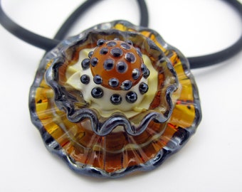 Kurze braune Blütenkette aus handgemachten gewellten Scheibenperlen, Lampwork Blumenkette