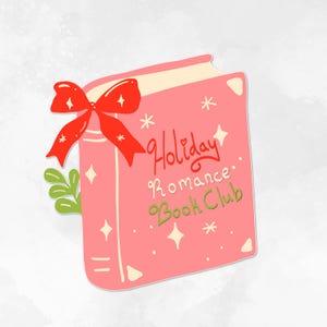 Op de afbeelding: Een roze boek met de woorden "Holiday Romance Book Club" in rode en groene letters. Het boek is versierd met witte sterren en diamanten, en een rode strik. Groene bladeren zijn achter de strik verstopt.
