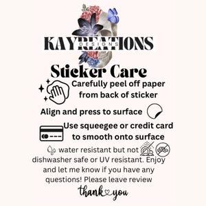 K&ouml;nnte beinhalten: Anleitung zur Pflege von Aufklebern mit einem Totenkopf- und Schmetterlingsdesign. Der Text lautet: "Sticker Care" "Papier vorsichtig von der R&uuml;ckseite des Aufklebers abziehen" "Auf die Oberfl&auml;che ausrichten und andr&uuml;cken" "Verwenden Sie einen Rakel oder eine Kreditkarte, um die Oberfl&auml;che zu gl&auml;tten" "Wasserfest, aber nicht sp&uuml;lmaschinenfest oder UV-best&auml;ndig. Viel Spa&szlig; und lassen Sie mich wissen, wenn Sie Fragen haben! Bitte hinterlassen Sie eine Bewertung Danke"