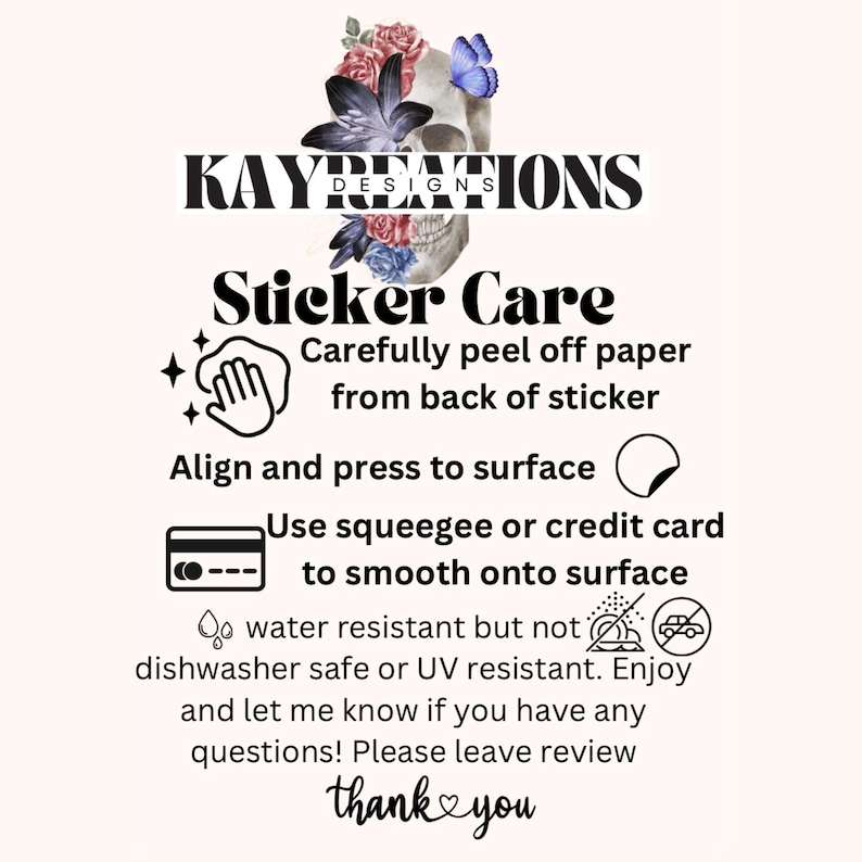 K&ouml;nnte beinhalten: Anleitung zur Pflege von Aufklebern mit einem Totenkopf- und Schmetterlingsdesign. Der Text lautet: "Sticker Care" "Papier vorsichtig von der R&uuml;ckseite des Aufklebers abziehen" "Auf die Oberfl&auml;che ausrichten und andr&uuml;cken" "Verwenden Sie einen Rakel oder eine Kreditkarte, um die Oberfl&auml;che zu gl&auml;tten" "Wasserfest, aber nicht sp&uuml;lmaschinenfest oder UV-best&auml;ndig. Viel Spa&szlig; und lassen Sie mich wissen, wenn Sie Fragen haben! Bitte hinterlassen Sie eine Bewertung Danke"