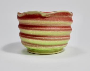 Tazón de té de gres hecho a mano con un diseño original, amarillo-verde-rojo.