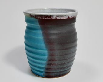 Ręcznie robiony garnek kamionkowy: bordowy, turkusowy i biały szkliwo