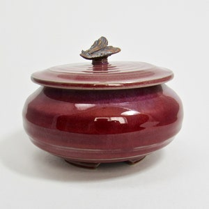 Tarro de estilo asiático con tapa y perilla texturizada única, gres decorativo de cobre rojo glaseado con tapa con pies, tarro tirado por ruedas con tapa