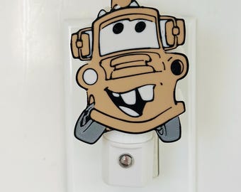 Luz de noche Disney Cars Tow Mater para decoración de habitación infantil, lámpara enchufable McQueen, regalo para niño, regalo de baby shower, luz de noche, decoración de guardería