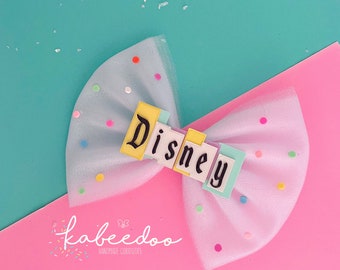 Disney park sign hair bow, Disneyland sign hair bow, Disney headband bow for girls, personalized hair clip bow, gift for girls