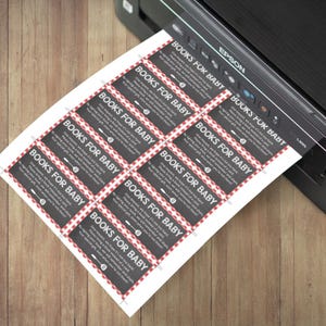 Op de afbeelding: Printbare kaarten met een rood-wit geruit patroon en een zwarte krijtbordachtergrond. De kaarten zeggen "Boeken voor Baby" en vragen gasten om een boek mee te nemen in plaats van een kaart voor de baby.