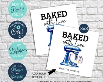 Peut inclure: Deux étiquettes cadeaux carrées imprimables de 7,62 cm x 7,62 cm avec une illustration de robot pâtissier bleu et argent et le texte "Baked with love". Le texte "From: The Johnstons" est en bas de l'étiquette.