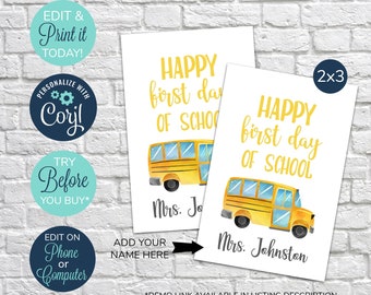 Puede incluir: Dos tarjetas imprimibles con una ilustración de acuarela de un autobús escolar amarillo. El texto en las tarjetas dice "Feliz primer día de escuela". Las tarjetas están diseñadas para ser personalizadas con el nombre de un maestro. El texto "2x3" es visible en la esquina superior derecha de la imagen.