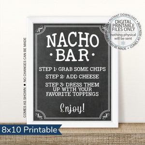 Puede incluir: Un letrero imprimible enmarcado de 20,3 x 25,4 cm con un diseño de estilo pizarra. El letrero dice "NACHO BAR" y proporciona instrucciones. Incluye el texto "Enjoy!"