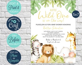 Può includere: Un invito stampabile per una baby shower a tema giungla. L'invito presenta una zebra gialla e bianca, un leone marrone, una giraffa e un elefante. Il testo sull'invito recita "A Little Wild One is on the way!" e include la data, l'ora, il luogo e le informazioni di registrazione della baby shower. L'invito misura 12,7 x 17,8 cm.
