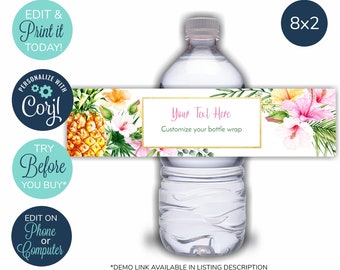 Puede incluir: Plantilla de etiqueta para botella de agua con temática tropical. La etiqueta presenta una piña, flores de hibisco rosas y amarillas y hojas verdes. El texto "Your Text Here" está en un marco dorado. La etiqueta mide 8 pulgadas por 2 pulgadas.