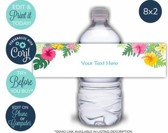 Puede incluir: Etiquetas imprimibles para botellas de agua con un tema tropical. Las etiquetas presentan un fondo blanco con hojas verdes, flores rosas y amarillas, y el texto "Your Text Here".