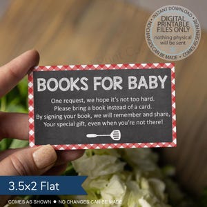 Op de afbeelding: Een zwart-wit printbaar bord met een rode en witte gingham rand. Het bord staat "Boeken voor Baby" en bevat een verzoek om een boek mee te nemen in plaats van een kaart naar de babyshower. Het bord is 8,9 cm bij 5,1 cm.