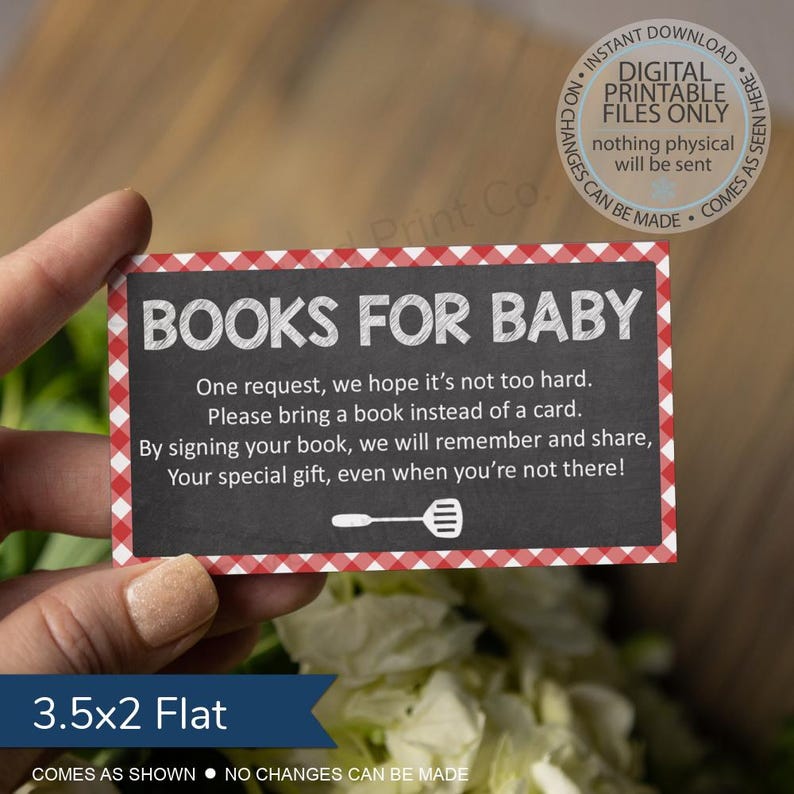 Op de afbeelding: Een zwart-wit printbaar bord met een rode en witte gingham rand. Het bord staat "Boeken voor Baby" en bevat een verzoek om een boek mee te nemen in plaats van een kaart naar de babyshower. Het bord is 8,9 cm bij 5,1 cm.