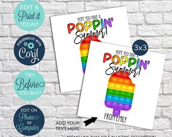 Könnte beinhalten: Zwei druckbare Karten mit einem Regenbogen-Pop-it-Spielzeug in Form eines Eisbechers. Der Text auf den Karten lautet "Ich hoffe, du hast einen tollen Sommer!" und "Von Emily".