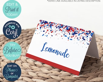 Könnte beinhalten: Eine weiße, druckbare Tischkarte mit dem Wort "Lemonade" in blauer Kursivschrift. Die Karte hat einen roten, weißen und blauen Konfettirand und liegt auf einer geflochtenen Weidefläche. Der Text "Edit & Print it Today!" befindet sich in einem Kreis mit blauem Hintergrund. Der Text "Try Before You Buy*" befindet sich in einem Kreis mit blauem Hintergrund. Der Text "Edit on Phone or Computer" befindet sich in einem Kreis mit blauem Hintergrund. Der Text "Instant Access • Edit Online • Print Today" befindet sich am unteren Rand des Bildes.